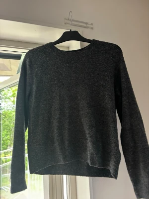 Stickad tröja H&M - Grå stickad tröja i storlek xs!