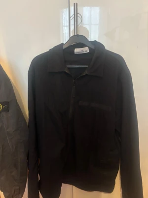 Svart långärmad skjorta Stone Island - Svart långärmad skjorta i bomull från Stone Island med lite mer ”casual” design, inköpt för ett år sen för runt 7000. Pris kan diskuteras vid snabb affär!