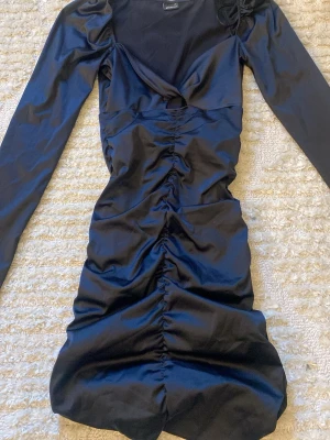 Bubblig klänning - Säljer denna snygga bubbliga klänningen från Gina Tricot som är slutsåld, då jag inte använt den ❤️ Klänningen är inte i bomulls material och kommer i xs, skriv för mer info ❤️