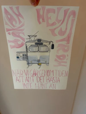 Håkan Hellström målning - Målat själv!! handritad illustration av en spårvagn och texten 'När vi går genom tiden att allt det bästa inte hänt än' i rosa. Texten 'Håkan Hellström' står i stora bokstäver runt motivet. Perfekt för fans av svensk musik och personlig inredning.