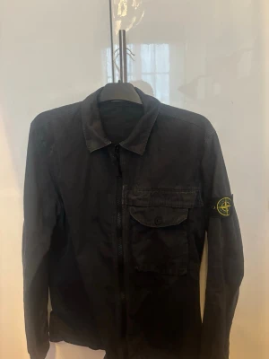 Svart overshirt från Stone Island - Svart overshirt från stone Island i storlek L!.