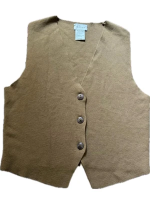 Beige väst från Susy Mix - Stilren beige väst från Susy Mix med tre knappar framtill och v-ringad hals. Tillverkad i en mjuk mix av polyamid och viskos. Helt oanvänd💫