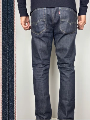 Selvedge Levis 510 Vintage Jeans - Väldigt snygga Selvedge Levis i mörk kvalitets denim. Jeansen är i mycket gott skick. Använda, men mycket kvar att ge! Regular fit.  Färg: Mörkare blå färg | Modell: 510 | Storlek: W36 L34 | Sitter mer som en W34 (kolla måtten nedan)  Mått: (Måttavvikelse +-1cm) A: 44 cm B: 112 cm C: 18 cm D: 30 cm  Tveka inte att höra av dig minsta fråga eller fundering!  Skickas snabbt!