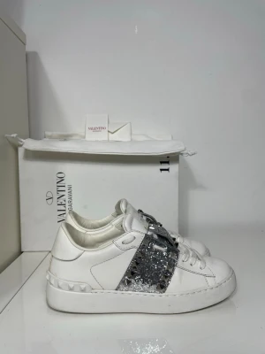 Valentino Rockstud Skor  - Säljer nu dessa Valentino Rockstud Skor med ett nypris på 7 700 kr!, storlek 35,5 men passar 36. skriv för fler bilder/frågor🙌🏼 