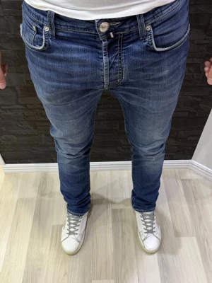 Jacob cohen  - Snygga Jacob cohen jeans! Jeansen är i använtskick utan några defekter! Mått: Längd: 98 cm Midja: 41cm✔️Trendigaste jeansen på marknaden✔️Vid minsta fundering kontakta oss✔️