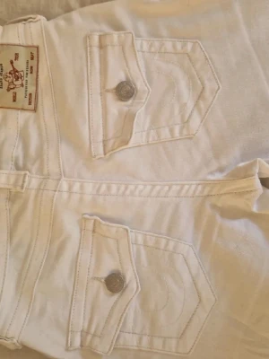 Vita bootcut jeans från True Religion - Säljer ett par vita jeans från True Religion med bootcut-modell!💗