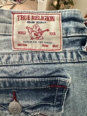 True religion jeans  - Super finatrue religion jeans i Becca modellen, som är använd endast 1 gång, säljs då dem är lite för stora för mig 🤍 dem är i size w28!!! Dem är i helt nyskick 