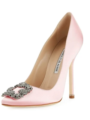Hangisi Rosa pumps  - Snygga rosa pumps hangisi i satin med spetsig tå och låg klack. Skorna har en elegant rosett framtill och klassisk siluett. Perfekta för dig som vill ha en lyxig och feminin touch till din outfit.