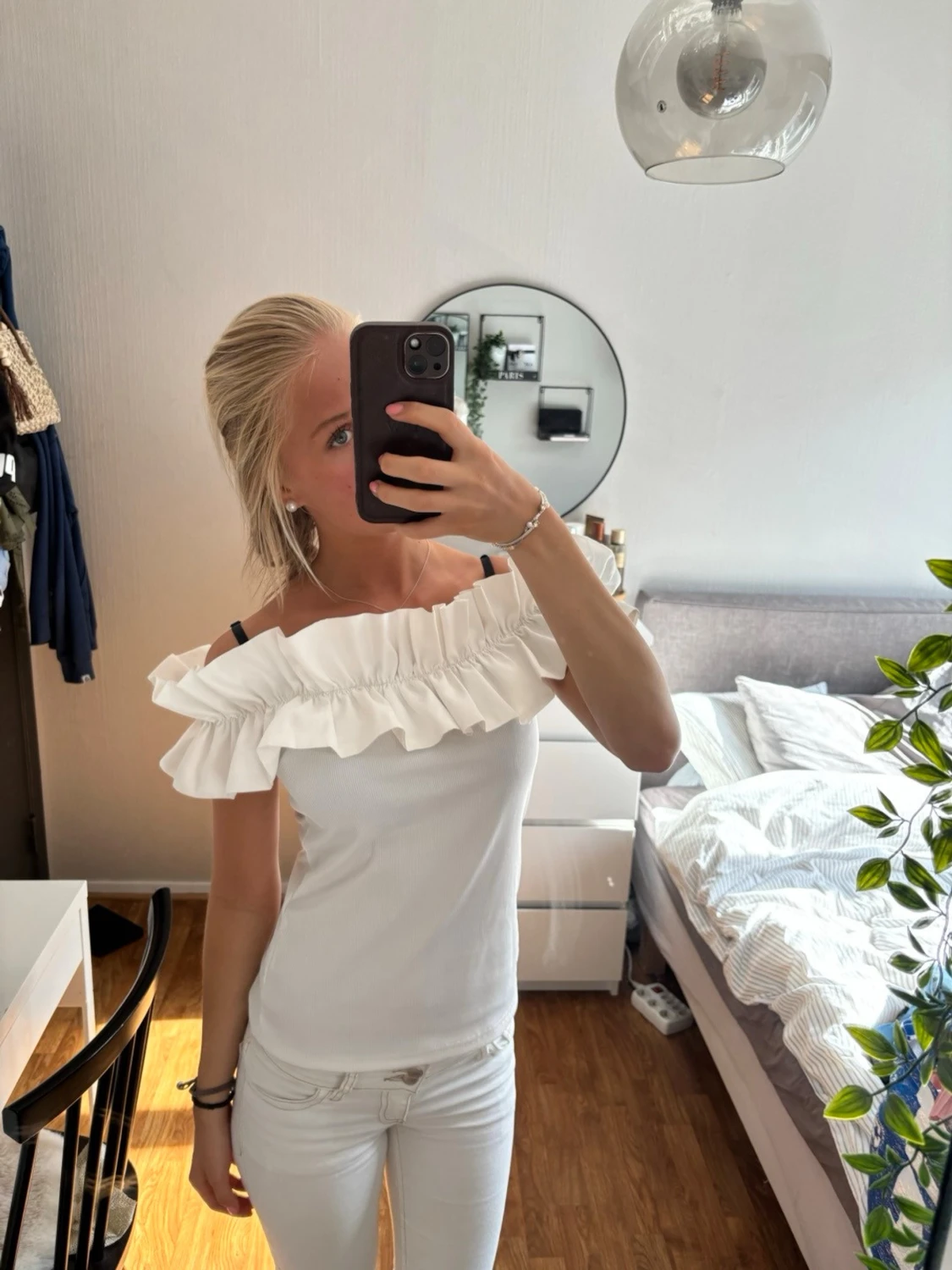 Vit offshoulder topp med volang - 1