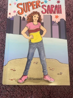 Bok, ”Super-Sarah” av A.B. Saddlewick - ”Super-Sarah” är en bok av A.B. Saddlewick som handlar om Sarah och hennes familj och nya vänner. Boken är inbunden, av förlaget Girl:it❤️