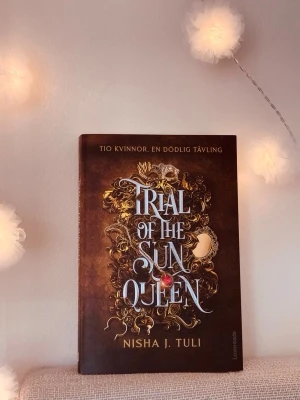 trial of the sun queen: nisha j. tuli  - fin bok i mycket bra skick, då jag bara läst den en gång✨jag erbjuder bundle rabatter så kolla in mina andra annonser också! de är bara att höra av dig vid frågor eller prisförslag🌼