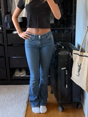 Blå bootcut jeans  - Blåa bootcut jeans från Zara! Finns ett litet hål på sidan men inget man tänker på och går lätt att fixa själv. Finns inte kvar på hemsidan