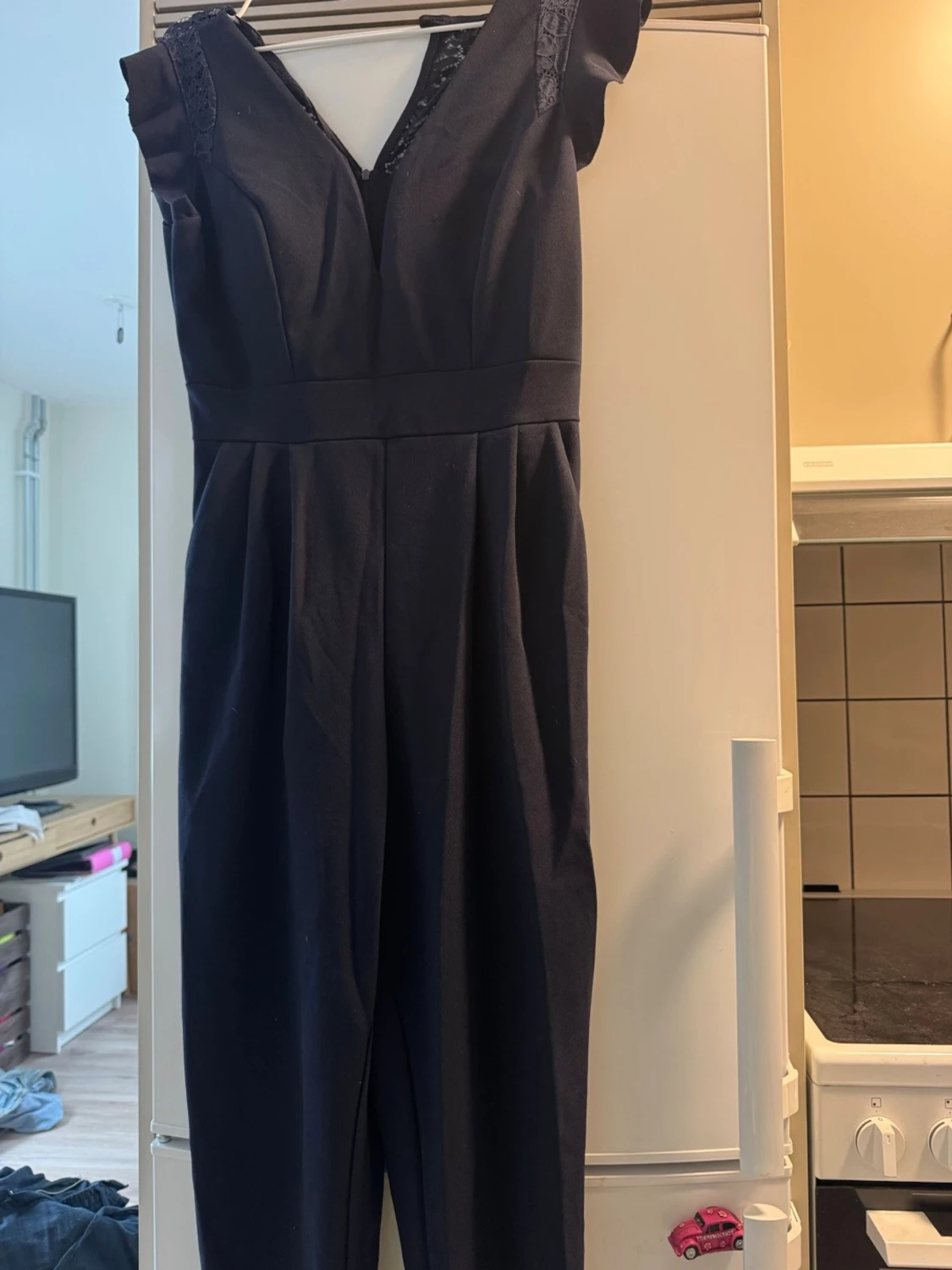 Mörkblå jumpsuit med spetsdetaljer