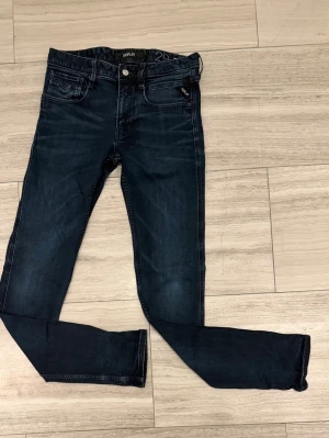 Mörkblå skinny jeans från Replay W29 - Snygga mörkblå anbass jeans från Replay. Jeansen har låg midja och smala ben, perfekta till en avslappnad streetstil. Materialet är stretchigt denim för extra komfort. Skriv gärna om du har några frågor eller tankar pris kan såklart diskuteras 