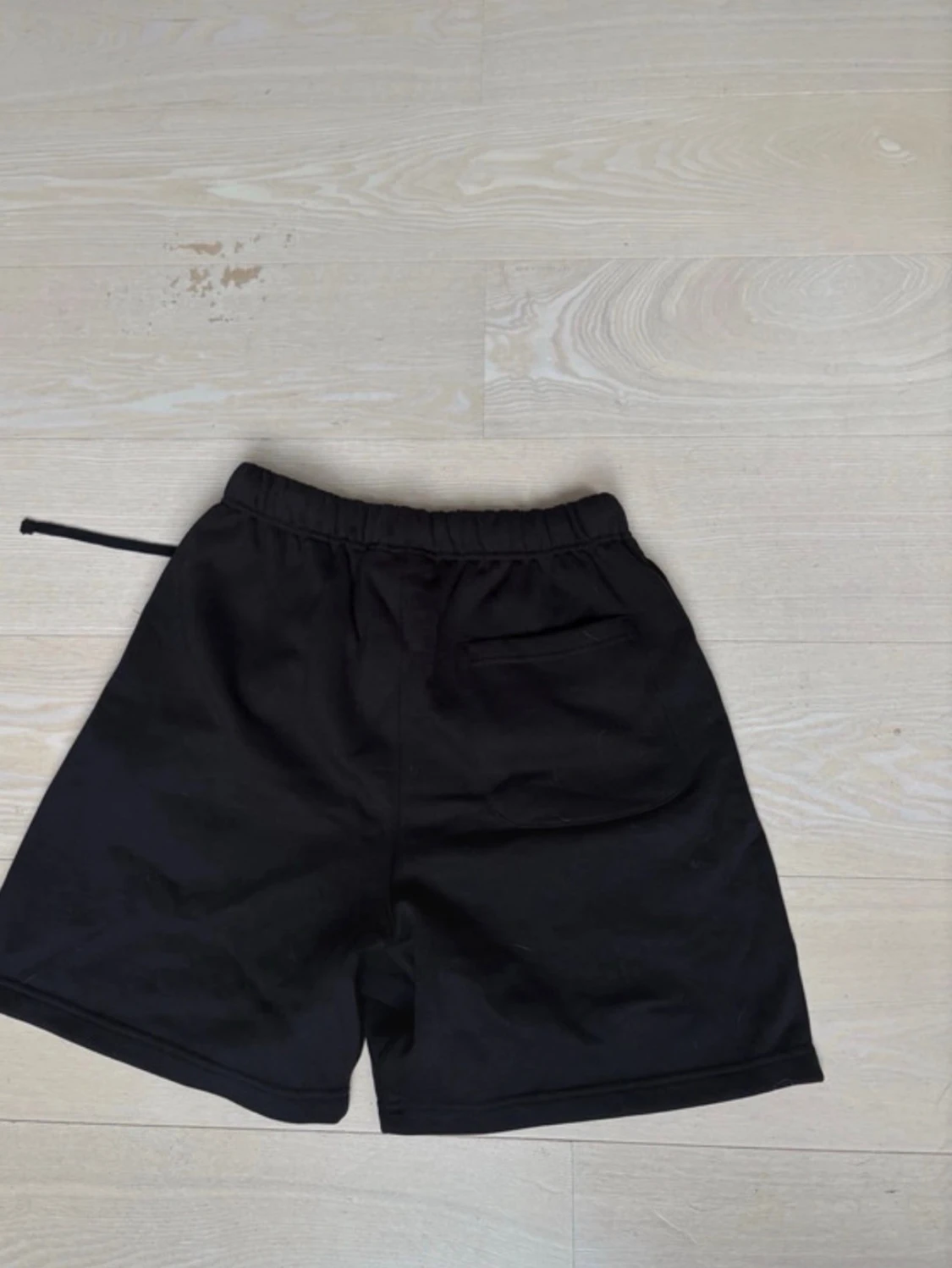 Svarta shorts från Essentials - 1