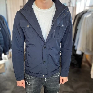 J.lindeberg field jacket - Mycket fint skick, inga defekter. Nypris ca 1000kr. Passar dig som är 175-185 ungefär. Modellen är 185 cm, 75 kg. Alltid billigare pris vid köp av flera varor‼️🙌Svarar alltid på frågor eller funderingar! 