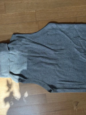 Silver glitter polotopp ärmlös - Snygg grå ribbad polotopp utan ärmar💕. Polokrage och figurnära passform gör den perfekt att styla med jeans eller kjol. Materialet är mjukt och stretchigt, vilket ger en bekväm känsla hela dagen.🥰 stl m men skulle säga att den passar s eller xs bättre 