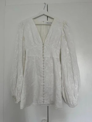Adoore florence klänning - Jättefin klänning från Adoore, färgen white embroidery och storlek 34/xs🤍 Säljer då jag har en till i annan storlek, finns några småfläckar men syns inte så mycket enligt mig, kan säkert gå att få bort i tvätten!🤍 Klänningen är 100% bomull, lägg gärna prisförslag!🤍