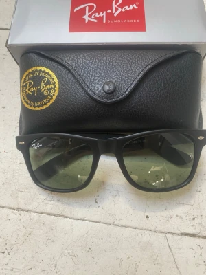 Rayban Wayfarer Solglasögon - Riktigt cleana solglasögon från Rayban. Helt nya. Svarta med grönt tintade glas.