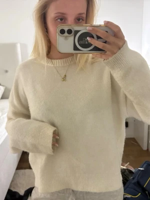 Vit stickad - Vit stickad tröja ifrån subdued. Okej skick, dock knappt använd!