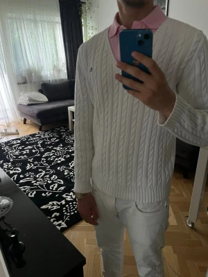Ralph Louren tröja  - Säljer en fin Ralph Lauren-tröja då den tyvärr inte kommer till användning längre. Ett tidlöst och klassiskt plagg som passar perfekt att ha i garderoben – lika snygg till en fin middag som till en golfrunda.  Tröjan är tillverkad i 100 % bomull och har en slim fit-passform som ger en stilren look. För referens är modellen på bilden 182 cm lång.  Hör gärna av dig vid frågor, funderingar eller om du vill lägga ett bud. 😊