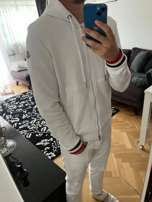 Moncler hoodie - Säljer en jättefin Moncler-hoodie då jag behöver pengarna till annat. Hoodien är i mycket bra skick och knappt använd, vilket även syns på bilderna.  Modellen på bilderna är 182 cm lång, och hoodien har en slim fit-passform.  Hör gärna av dig vid frågor, funderingar eller om du vill lägga ett bud. Priset är inte hugget i sten!! 🪨😁