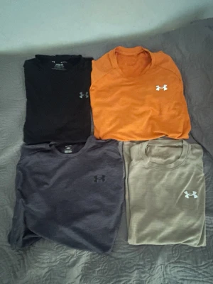 Under Armour T Shirt - 4 Styckna Under Armour t Shirts allihopa i storlek S. Använd fåtal gånger.