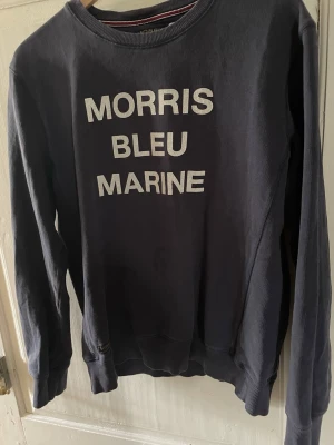 Mörkblå sweatshirt i bomull - En enkel och stilren mörkblå sweatshirt med rund hals och ribbade muddar vid ärmslut och nederkant. Tillverkad i mjuk bomull som passar perfekt till jeans eller joggers. Klassisk modell utan tryck eller mönster.