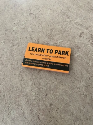 25st Roliga parkeringskort - Ett gäng orangea lappar med texten 'LEARN TO PARK' och en kaxig kommentar om dålig parkering. Perfekt för dig som vill skoja till det när någon parkerat dåligt. Tillverkade i papper med svart tryck.