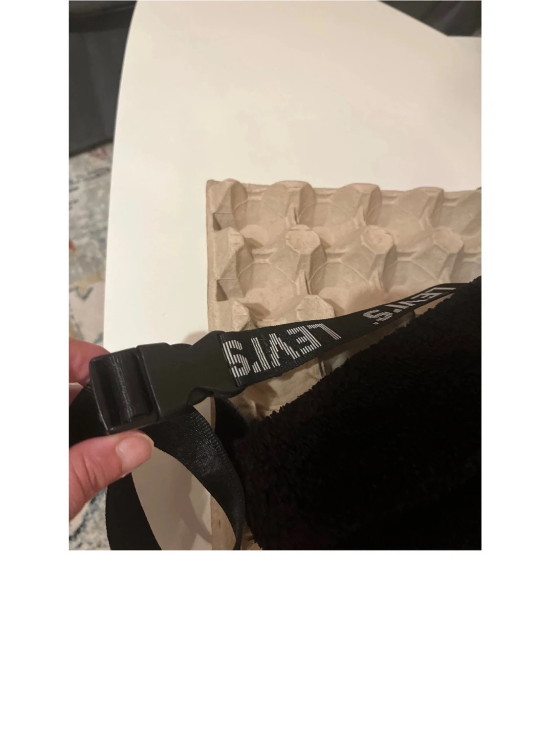 Svart magväska i teddy från Levi's - 5