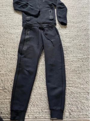 Nike teach tracksuit Svart - Säljer oanvända nike teach tracksuit. Storlek M men passar även S.