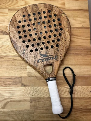 Cork light 3 Padelracket  - Bra skick, mindre ytliga tecken på användning men inget som påverkar funktionen.  Lättspelat rack med bra kontroll och fin känsla. 👌🎾