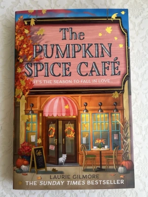 The Pumpkin Spice Café av Laurie Gilmore - Helt ny och oläst på engelska!!!!!💗💗💗