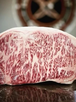 Wagyu biff med kraftig marmorering - Säljer en exklusiv bit wagyu biff med tydlig marmorering. Köttet har en ljusrosa färg med inslag av vitt fett som ger en unik och saftig textur. Perfekt för dig som vill testa något riktigt lyxigt till middagen.