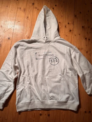 Vit hoodie Maison Margiela - Säljer en snygg Maison margiela hoodie i ny skick. Pris : 850kr