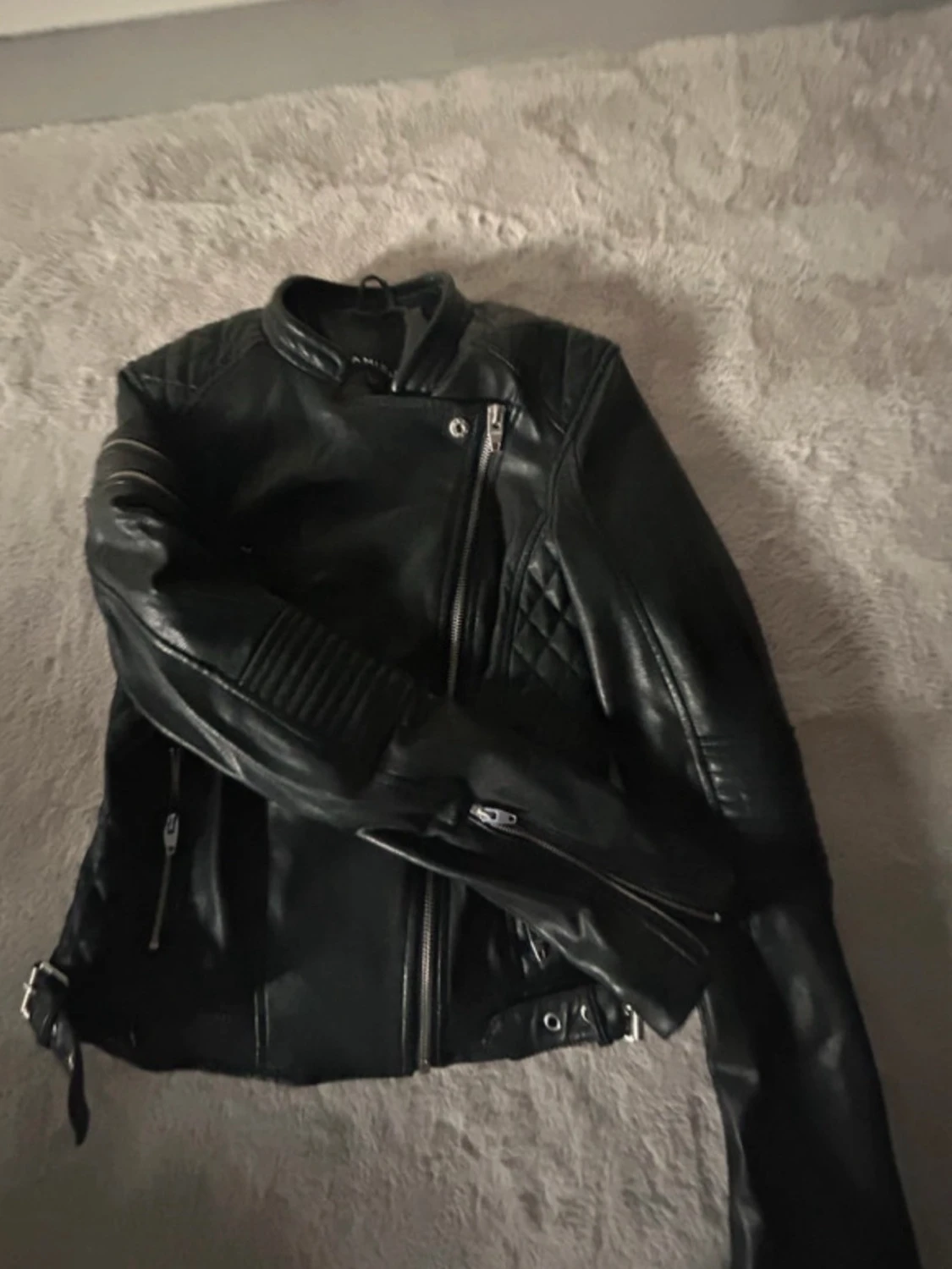Svart skinnjacka med quiltade detaljer - 1
