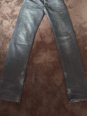 Replay  jeans  - Snygga svarta jeans med raka ben och diskreta slitningar för en cool, avslappnad look. Jeansen har klassisk femficksdesign och är tillverkade i denim. Perfekta för dig som gillar en stilren men ändå trendig vibe. Replay grover , 30 i waist och 34 i längd 