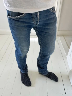 Pepe jeans  - Inga större defekter. Modellen i bilderna är 180 cm 75 kg pch bär Storleken står inte, skulle säga runt W30 L30 , Måtten i sista bilden är A: 40B:100, Kom med frågor! 