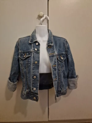 Klassisk blå jeansjacka - Snygg blå jeansjacka som ger en cool vintagekänsla. Perfekt att slänga över en hoodie eller t-shirt för en avslappnad look.