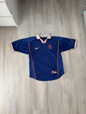 Nederländerna 1998 tröja - Nederländerna 1998 tröja. Bra skick. Storlek S