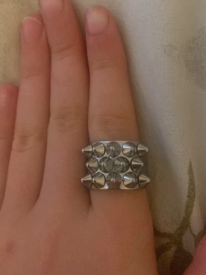 Edblad ring 🩷 - Den är nyligen köpt i Stockholm och är väldigt ny av sig men passade tyvärr inte mitt finger eftersom att min syrra köpte den i Stockholm den är storlek 18 mm och priset går självklart att förhandla med skriv gärna om du vill ha med Edblad boxen eller utan hoppas du är intresserad 🩷🩷
