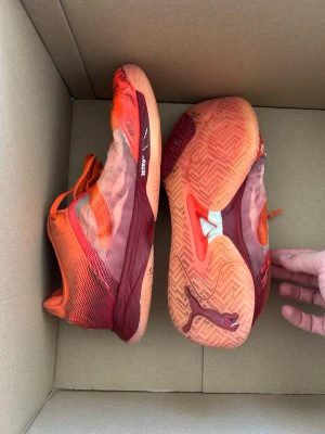 Puma accelerate nitro sqd - Säljer ett par Puma accelerate nitro sqd som inte finns att köpa längre. Skön passform och bra stabilitet. Använda men fortfarande mycket kvar att ge. Populär färg som snabbt sålde slut vid lanseringen.