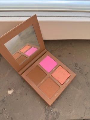 Caia face palette summer edition  - Caia face palette summer edition i färgen Light to Medium. En Limited produkt som ej går att köpa längre