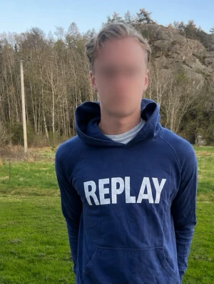 Blå hoodie från Replay - Mörkblå hoodie från Replay 