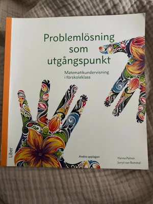 Problemlösning som utgångspunkt - Boken 'Problemlösning som utgångspunkt' handlar om matematikundervisning i förskoleklass. Den har ett färgglatt omslag med mönstrade händer och är skriven av Hanna Palmér och Jorryt van Bommel. Andra upplagan. Perfekt för dig som pluggar till lärare.