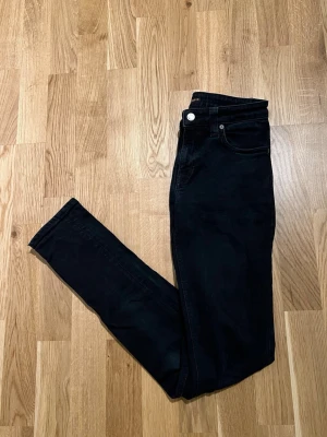 Mörkblå Nudie Jeans - Mörkblå Nudie Jeans för män. Klassiska jeans som passar till alla tillfällen samt väldigt bekväm. Plagget är nyskick, inga skador/slitage. Storlek Waist 28 / Lenght 34. Hör av dig vid intresse/frågor. PRIS KAN DISKUTERAS!