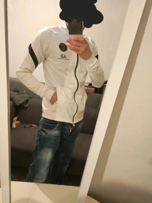 Vit PSG x Jordan ziptröja - Mycket fin orginal tröja från PSG Nike, som ny, storlek S