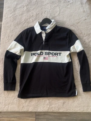 Ralph Lauren långarmad polo  - Mycket fint skick, använd endast två gånger vid kortare tillfällen. Storlek L i barn ~ 14-16 år
