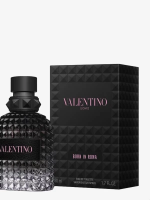 Valentino Uomo Born In Roma Edt - Valentino Uomo Born In Roma är en lyxig herrparfym i en svart, nitar-inspirerad glasflaska med matchande svart kartong. Flaskan har en unik struktur och rosa text på etiketten. En modern och elegant doft för dig som vill sticka ut.