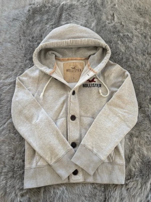 Hollister Cardigan - Säljer denna sällsynta och mycket eftertraktade Hollister hoodie | Storlek S | Mycket bra skick | Vid eventuella frågor hör gärna av dig och erbjuder bra pris vid köp av bundle 😁✅